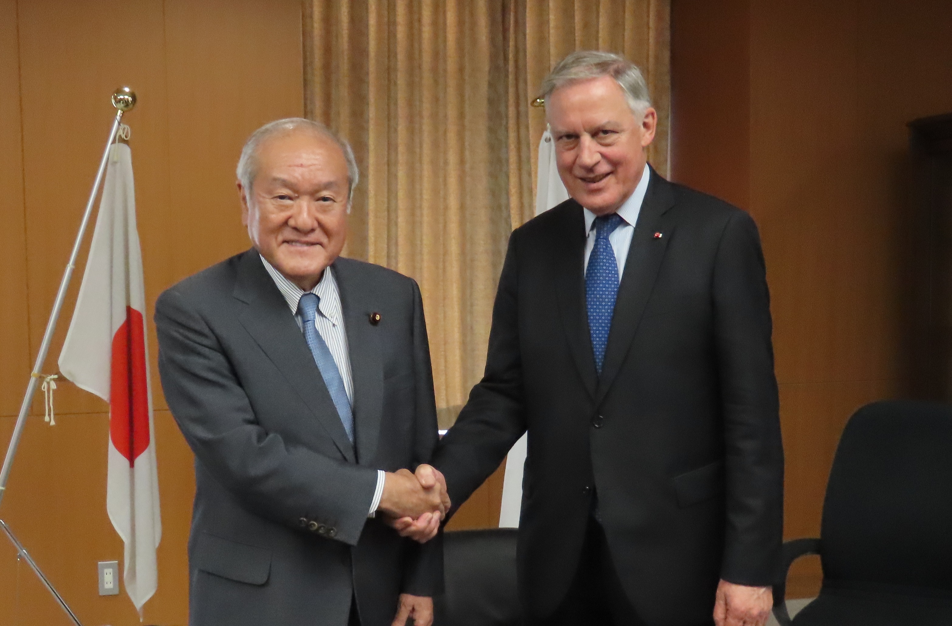 鈴木大臣とノワイエフランス銀行名誉総裁の写真